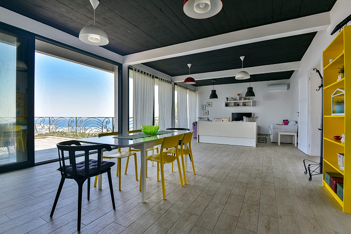 Bar yakınında havuzlu ve panoramik deniz manzaralı üç katlı villa